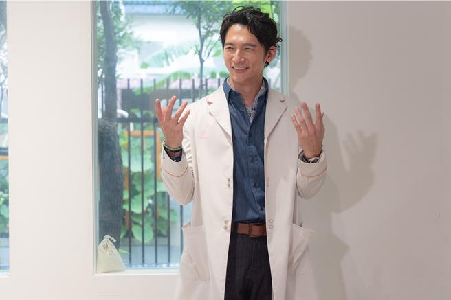 温升豪演出《整形过后》饰演整形外科「神之手」。（六鱼文创提供）