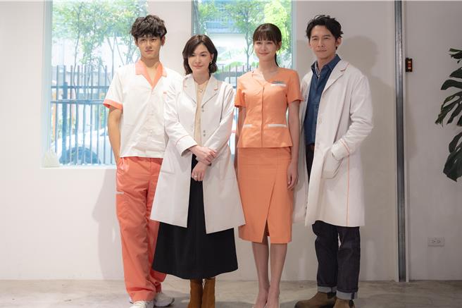 《整形过后》主创演员，洪暐哲（左起）、张榕容、安心亚、温升豪。（六鱼文创提供）