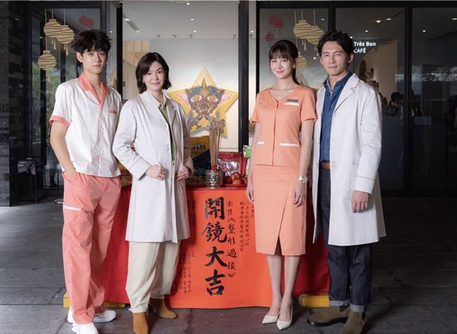 温升豪（最右）监制医疗影集《整形过后》卷土重来，12日举行开镜。洪暐哲（左起）、张榕容、安心亚。（六鱼文创提供）