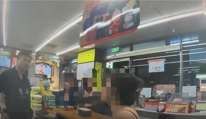 施姓女子（細肩帶者）仗著醉意在酒吧喝完酒拒買單，又在超商辱罵員警，遭逮過程中受傷濺血。（讀者提供／程炳璋台南傳真）