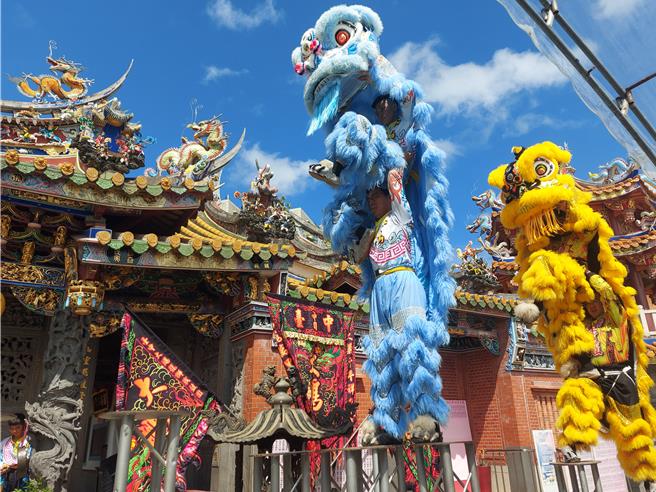 参赛狮团现场进行高桩表演。（张铠乙摄）