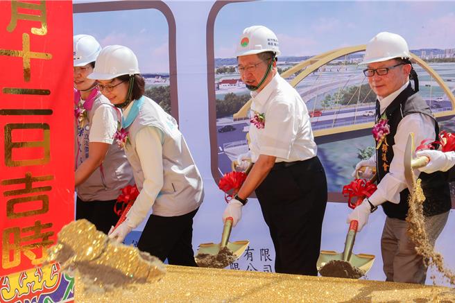 新竹縣長楊文科（中）、縣議會議長張鎮榮（右）及新竹市府祕書長張志祥（左）等人熱 鬧為台1線替代道路開工。（羅浚濱攝）