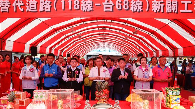 台1線替代道路第1期工程12日熱鬧開工，縣長楊文科（中）等人上香祈求工程能如期如質完工。（羅浚濱攝）