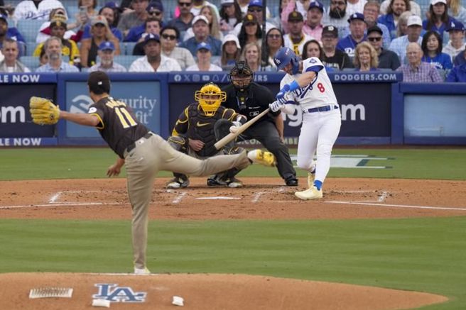 教士投手達比修有被道奇赫南德茲轟出全壘打。（美聯社）