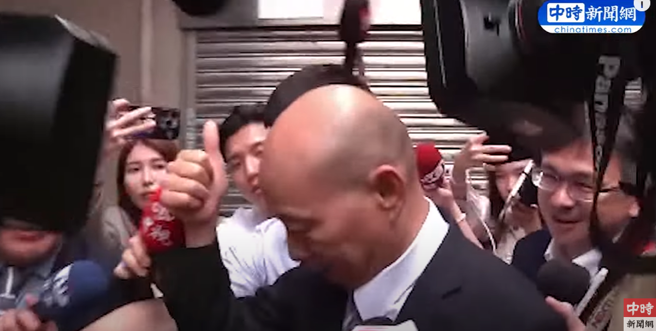 被追问「和解饭」气氛，韩国瑜比出「讚」。（取自影片）