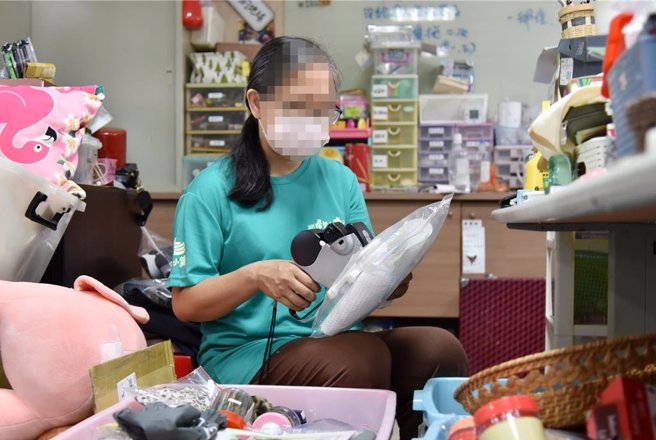再耕园庇护工场的小玉很开心能赚钱自立，希望能一直工作下去。（廖素慧摄）
