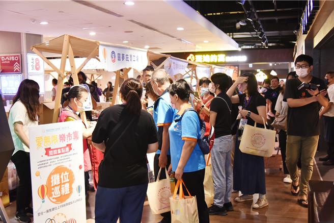 劳动部劳动力发展署云嘉南分署辅导庇护工场12日发表成果，吸引不少民眾购买支持。（廖素慧摄）