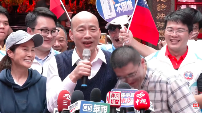 基隆市长谢国梁罢免投票将于13日举行，立法院长韩国瑜12日下午到基隆城隍庙参拜力挺。（截自中时新闻网直播）