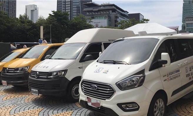 台北市信義快速道路最內側車道，開放作為大眾運輸專用，不過國民黨台北市議員詹為元接獲陳情，復康巴士竟因為車牌不同，而出現部分可行與不可行的差異。（本報資料照片）