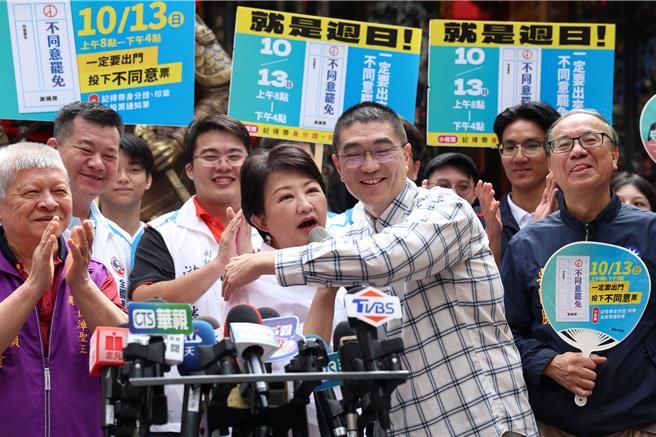 台中市长卢秀燕（前左2）12日中午特意北上基隆力挺基隆市长谢国梁（前右2），并且给谢一个大拥抱，表示他近日辛苦了。（杜宜谙摄）