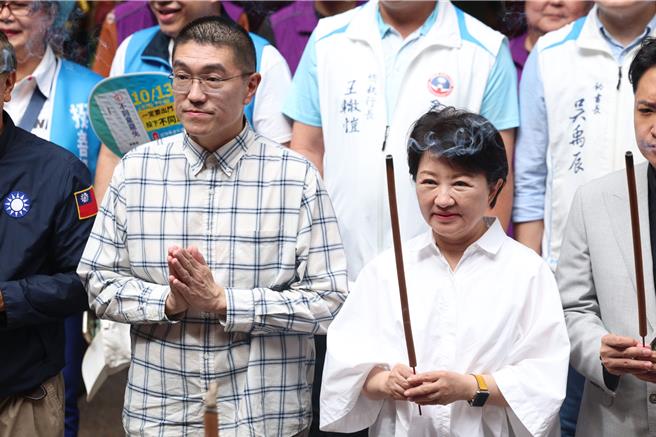 台中市长卢秀燕（前右）、基隆市长谢国梁（前左）12日中午在基隆奠济宫参拜，卢秀燕说，她向从小拜到大的开漳圣王祈求，让谢国梁能够顺利通过这次考验。（杜宜谙摄）