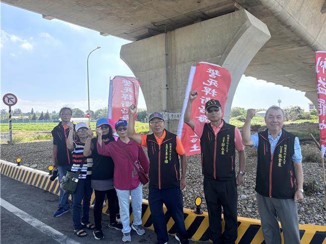 桃园市新屋区深圳五路上1处土地，近期有业者规画于该处建置宠物殡葬园区，以「水化」方式处理宠物遗体，引起地方强烈反弹，居民高挂「深圳人誓死反对动物焚化厂」的白布条、旗帜表达诉求，担心腐蚀遗体的强碱未经妥善处理，恶意排放，影响周边农地。（廖姮玥摄）