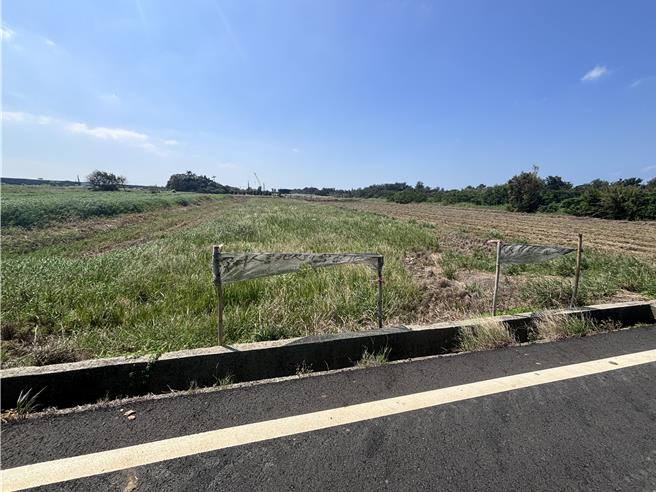 桃园市新屋区深圳五路上1处土地，近期有业者规画于该处建置宠物殡葬园区，以「水化」方式处理宠物遗体，引起地方强烈反弹，居民高挂「深圳人誓死反对动物焚化厂」的白布条、旗帜表达诉求，担心腐蚀遗体的强碱未经妥善处理，恶意排放，影响周边农地。（廖姮玥摄）