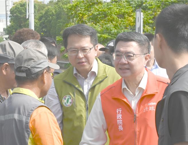 行政院长卓荣泰（中右）12到高雄视察滞洪池工程。（林瑞益摄）