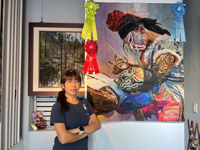 云林县北港镇拼布达人周秀惠以「官将首」为主题创作「捍卫神将军」作品，拿下美国代托纳海滩被子大赛等3大奖项，12日周秀惠表示得奖作品将于11月2日起在北港文化中心展出，邀大家一起来「点布成金」。（张朝欣摄）