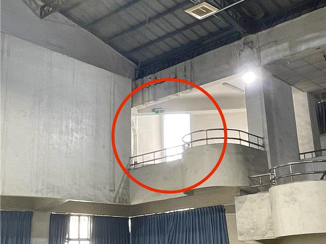 前镇国小活动中心窗户，遭强风豪雨摧毁，目前等待装设新玻璃。（纪爰摄）