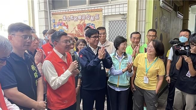 高雄市长陈其迈（右前四）会同行政院长卓荣泰（左前二）至前镇国小视察灾情。（纪爰摄）