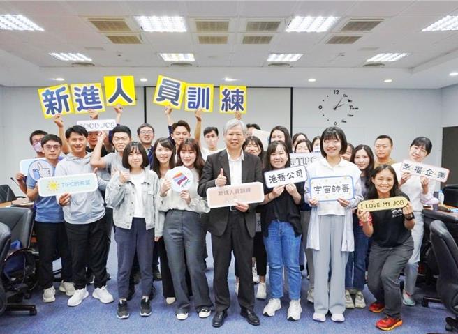 台湾港务公司举办新进人员教育训练，董事长李贤义（中）到场加油打气。（港务公司提供／郭良杰高雄传真）
