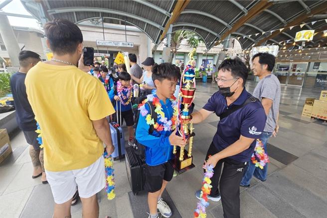 台东丰里国小蝉联2024全国学童杯足球锦标赛冠军。（读者提供／蔡旻妤台东传真）