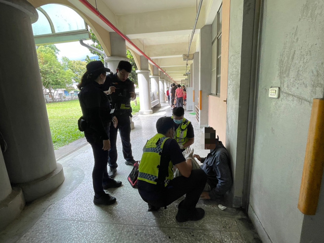 一名範姓老翁因體力不支而倒地，隨即通知救護人員前來支援。（圖警方提供／簡銘住翻攝）