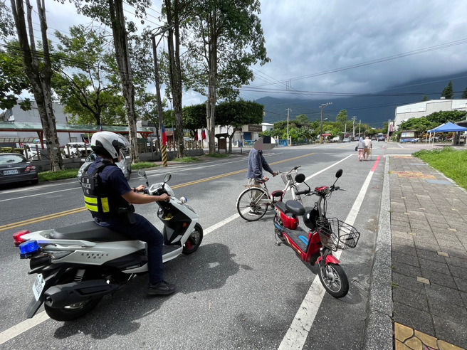 一名範姓老翁因體力不支而倒地，隨即通知救護人員前來支援。（圖警方提供／簡銘住翻攝）