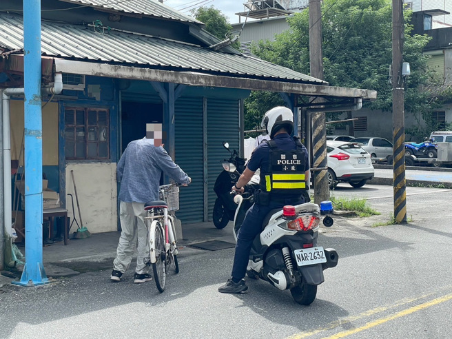 一名範姓老翁因體力不支而倒地，隨即通知救護人員前來支援。（圖警方提供／簡銘住翻攝）