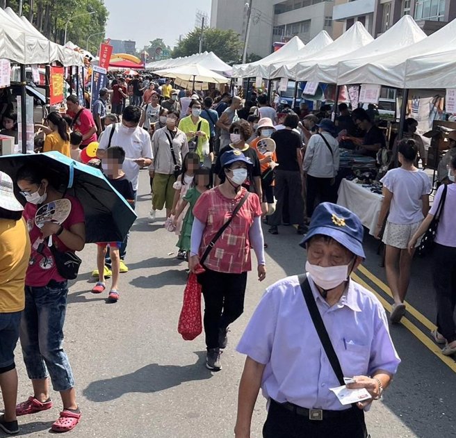 ｢2024佳里购物嘉年华｣在佳里区公所前忠孝路封街登场。（佳里区公所提供／宝智华台南传真）