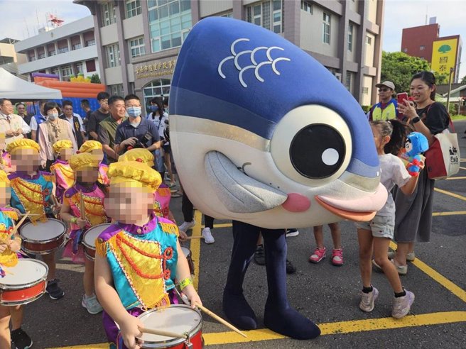 鱼头君参与｢2024佳里购物嘉年华｣大进场。（佳里区公所提供／宝智华台南传真）