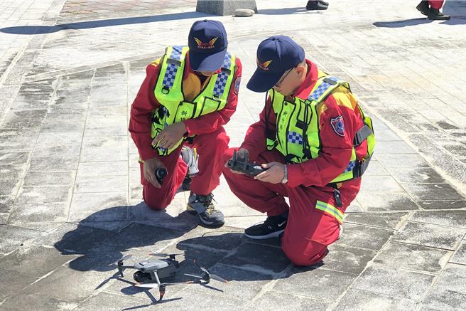 新竹縣義勇消防總隊12日成立機能型無人機義消，無人機在飛行前進行檢查。（新竹縣消防局提供／羅浚濱新竹傳真）