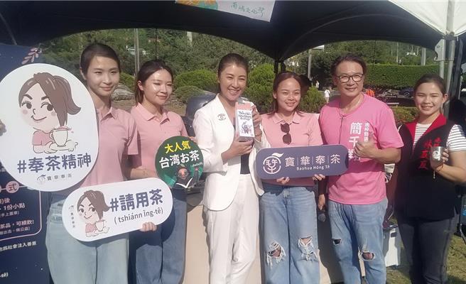 南投縣南嶋文化祭12日在中興新村親情公園擴大舉辦，邀請人氣樂團現場演出，安排市集攤位及兒童繪畫比賽，並增加永續環保概念。南投縣長許淑華（左三）及縣議員簡千翔（右二）與會，與民眾互動。（簡千翔服務處提供／陳淑芬台中傳真）