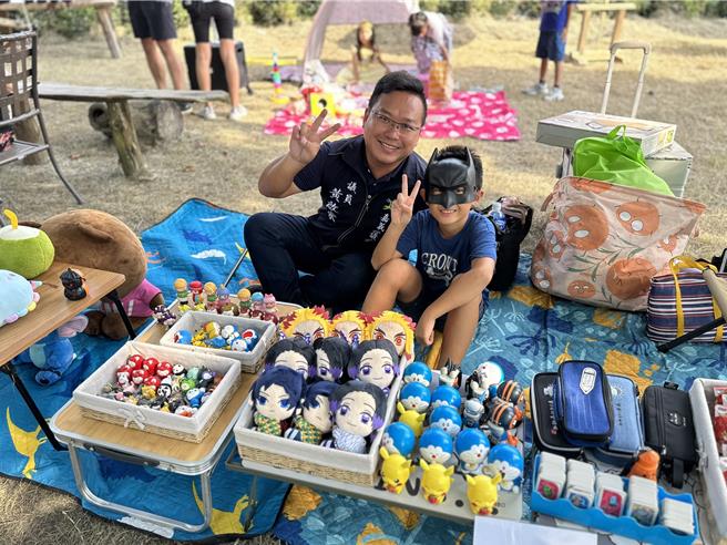 民雄乡平和公园「平和水岸魅影音乐会」儿童市集，县议员黄启豪鼓励小朋友当店主体验大人样。（黄启豪提供／廖素慧嘉县传真）