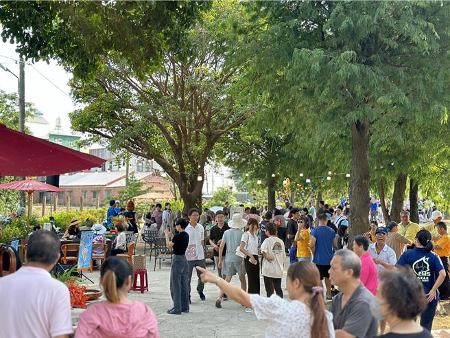 民雄乡平和公园「平和水岸魅影音乐会」亲子活动，吸引很多人参加。（黄启豪提供／廖素慧嘉县传真）