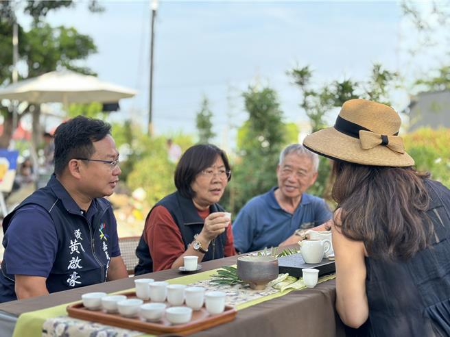 民雄乡平和公园亲子活动， 设计茶席招待爱茶人士品饮好茶。（黄启豪提供／廖素慧嘉县传真）