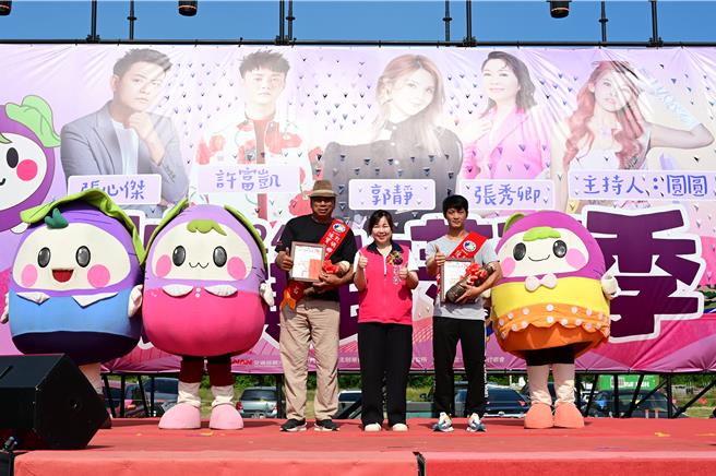 金门烈屿乡第22届芋头季「芋头王」最终由洪庄清汉(左)所种植、重达3.17公斤且优良品质的大芋头荣获冠军。(图／烈屿乡公所提供)