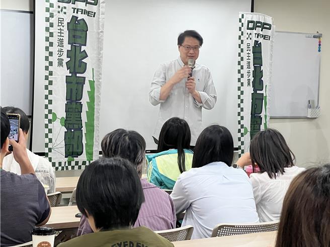 林右昌致词时表示，民进党一定要当年轻的政党，民进党永远把年轻人放最前面，给年轻人最多的机会。（游念育摄）