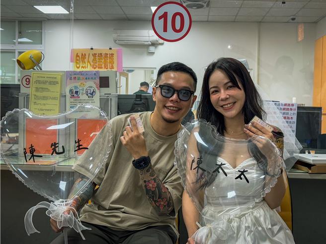 草屯囝仔枢育与交往10年的另一半登记结婚。（宇宙信号提供）