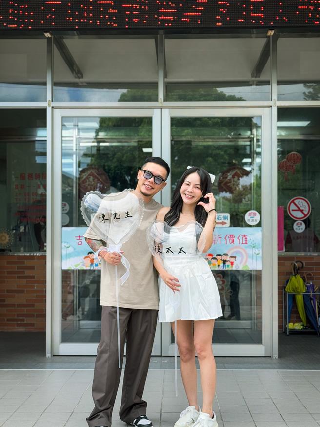 草屯囝仔枢育与交往10年的另一半登记结婚。（宇宙信号提供）