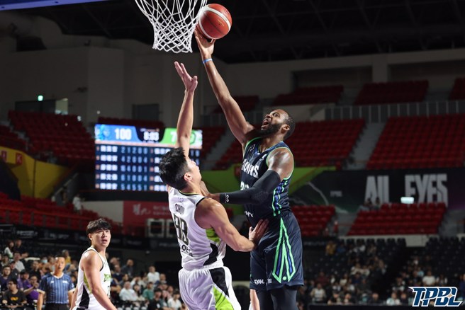 摩爾斯(右)一手架開周柏臣，另一手準備上籃。(TPBL提供)