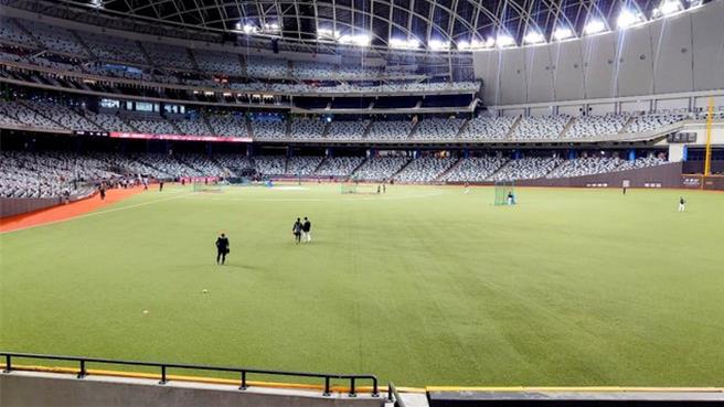 台北大巨蛋本月5日舉辦國慶晚會，是首場非體育賽事活動，不過事後民眾發現人工草皮疑似未恢復原狀，有草皮出現炸裂的情況。（圖擷取自PTT）