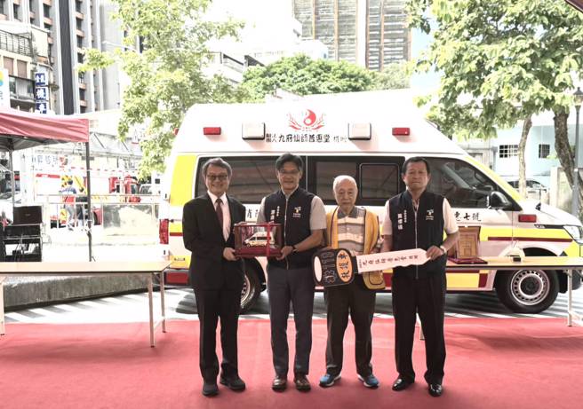 財團法人九府仙師普惠堂，於今12日捐贈台北市消防局捐贈一輛高頂救護車，並頒發助學金給清寒學生。（圖消防局提供／簡銘柱翻攝）