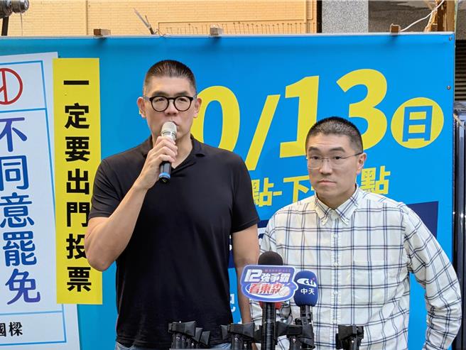 國民黨副主席連勝文（左）12日下午陪同基隆市長謝國樑（右）進行車隊掃街，連勝文呼籲基隆市民13日要站出來投下不同意罷免票。（張志康攝）