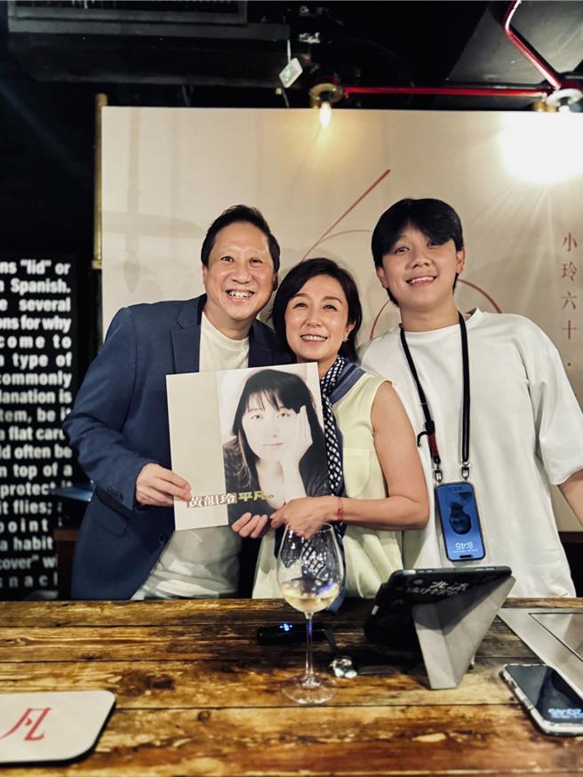 沈光远（左起）、黄韵玲与儿子沈裕纮开心合照。（图／黄韵玲友人提供）。（黄韵玲友人提供）