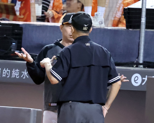 统一狮总教练林岳平双手一摊对2局上「没有画面」判决感到疑惑。（姚志平摄）