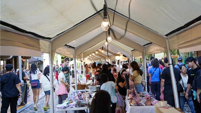 「2024新北鶯歌嘉年華」12日於鶯歌陶瓷老街盛大登場，今年推出兒童體驗區、YOYO家族表演及DIY等多項親子活動。（經發局提供）