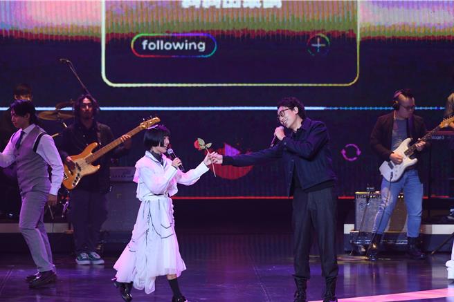 怡岑（左）、马念先开场演出。（三立提供）