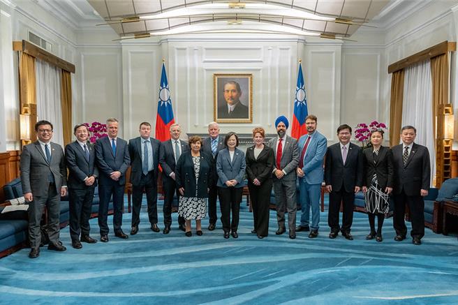 衛報：英國外交部要求推遲，蔡英文明年春天後訪英。圖為去年三月蔡英文在總統府接見到訪的英台國會小組訪問團。（中華民國總統府）