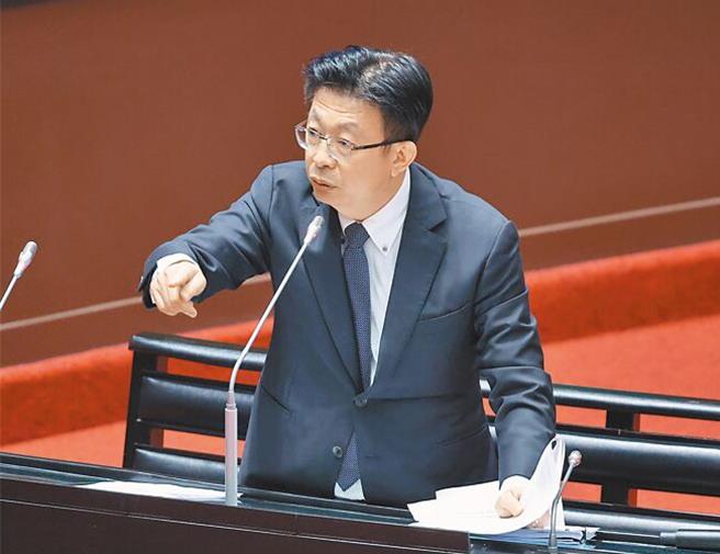 郭國文認為，藍白不斷放話要匆忙地通過《財劃法》，卻隻字不提《地方稅法通則》、《地方制度法》，顯然動機就只有搶中央政府的錢，並不是為地方政府財政能力著想。（姚志平攝）