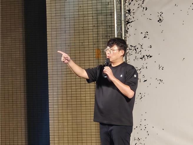 因政治獻金案，民眾黨祕書長周榆修11日被約談，民眾黨立法院黨團總召黃國昌12日在桃園痛批，調查局、檢察官居然問周榆修為什麼退出民進黨？黃國昌痛批，為什麼要退出民進黨「關你檢察官屁事」，強調民眾黨不會屈服綠色威權恐怖下。（賴佑維攝）