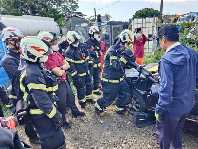 為加強消防人員面對交通事故的救援能力，桃園市消防局第四大隊復旦分隊今、明兩天自主辦理車禍救援訓練，強化消防員在面對重大交通事故時，即刻救援及迅速救護的能力，降低車禍死亡率。（消防局提供／廖姮玥桃園傳真）