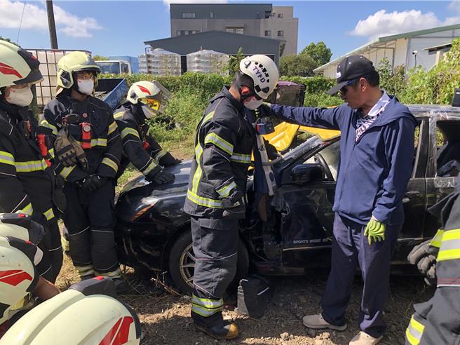 為加強消防人員面對交通事故的救援能力，桃園市消防局第四大隊復旦分隊今、明兩天自主辦理車禍救援訓練，強化消防員在面對重大交通事故時，即刻救援及迅速救護的能力，降低車禍死亡率。（消防局提供／廖姮玥桃園傳真）
